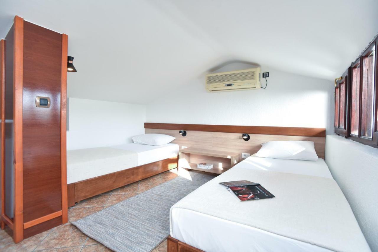 Guest House Jedro Petrovac ภายนอก รูปภาพ