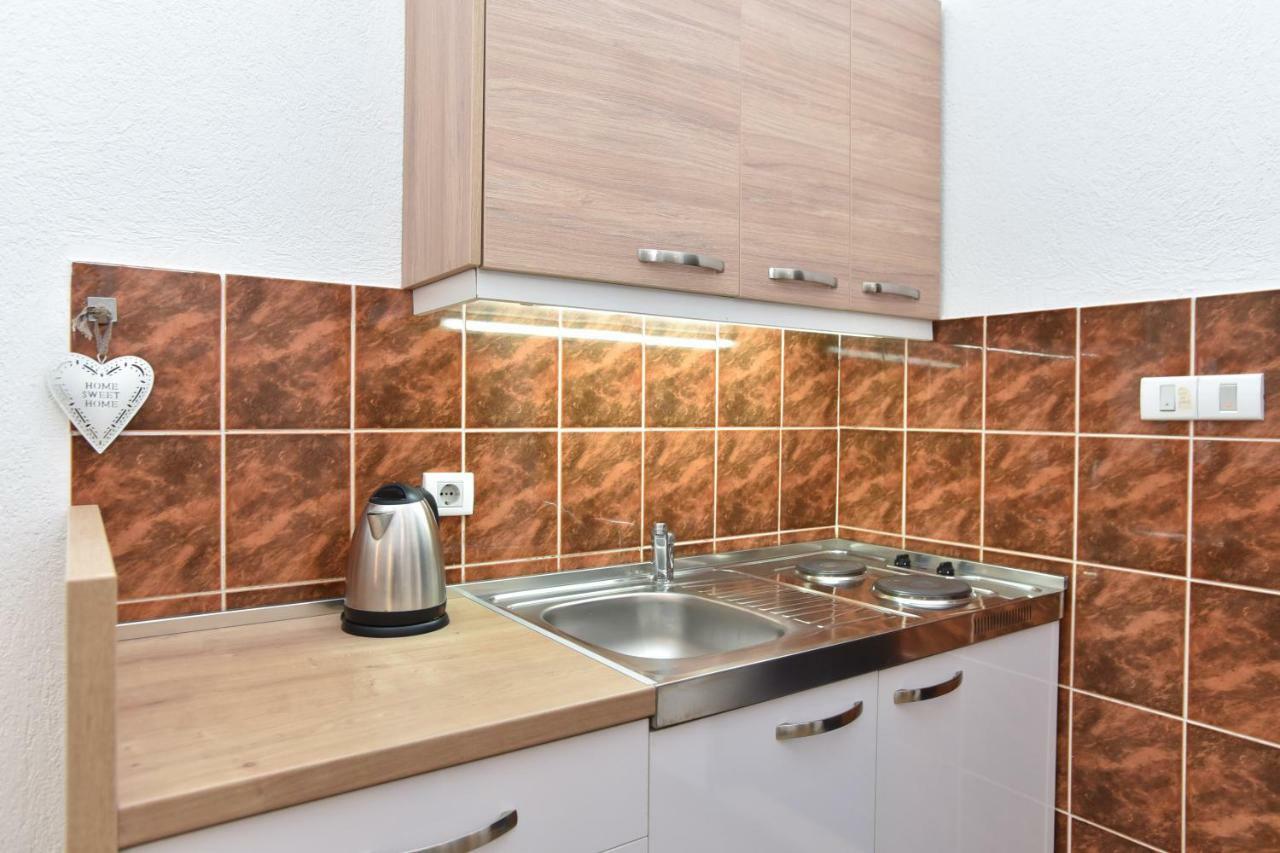 Guest House Jedro Petrovac ภายนอก รูปภาพ